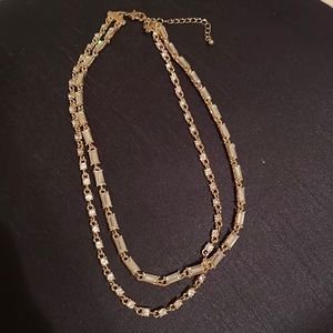 Gold and diamondy necklace